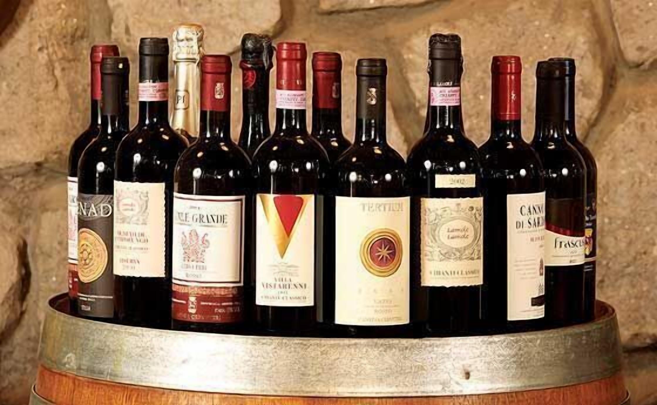 Varias botellas de vino dispuestas sobre un barril de madera.