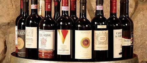 Varias botellas de vino dispuestas sobre un barril de madera.
