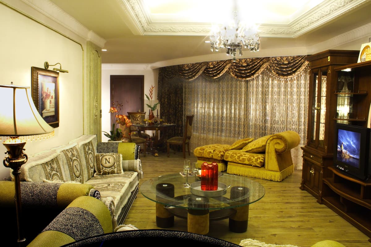 Four Seasons Suite | Living room | 32-inch flat-screen TV with satellite channels, TV, fireplace