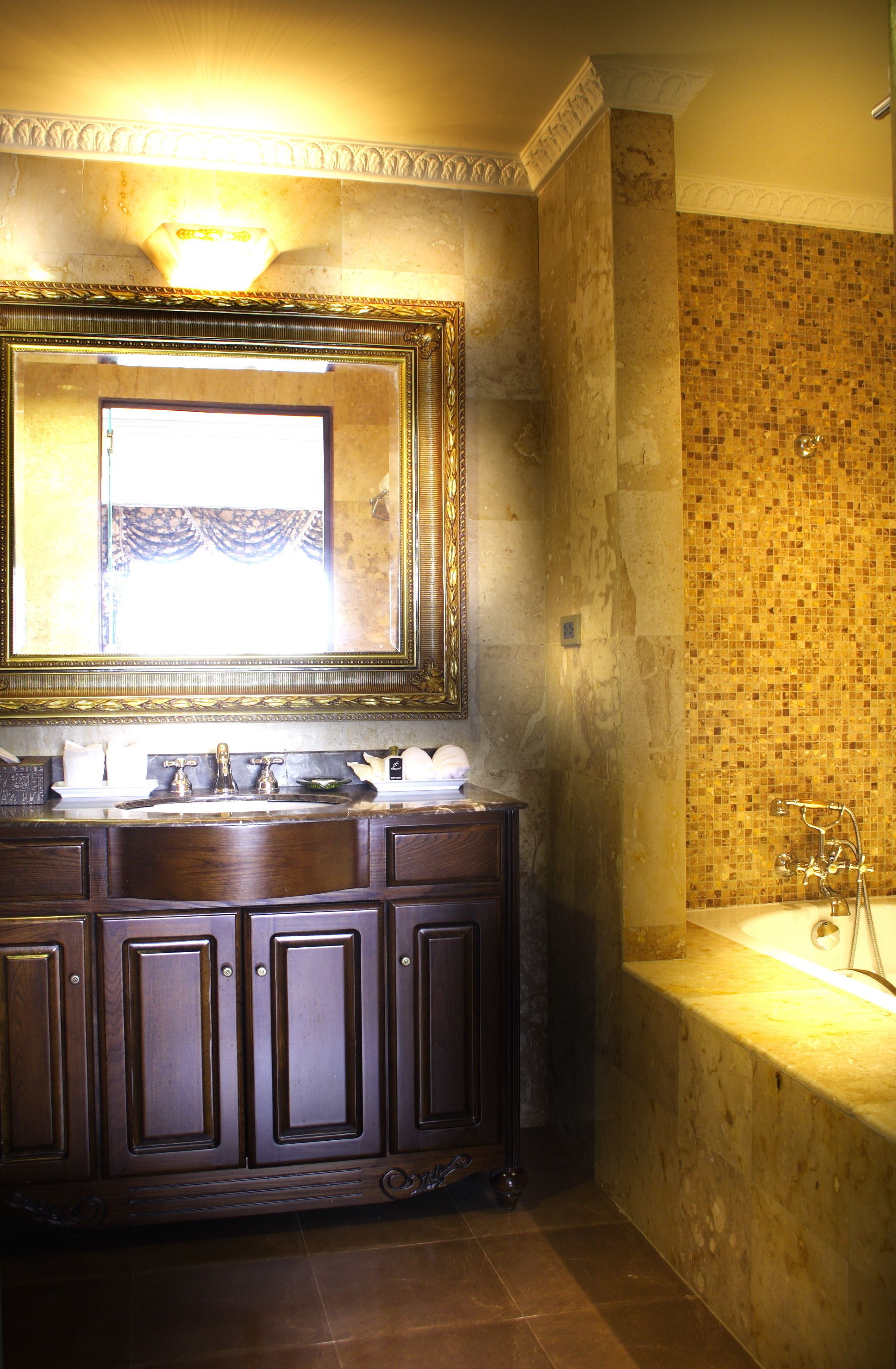 four seasons suite | bathroom | free toiletries, hair dryer, slippers, towels