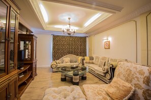 Four Seasons Suite | 1 bedroom, Egyptian cotton sheets, premium bedding, pillowtop beds