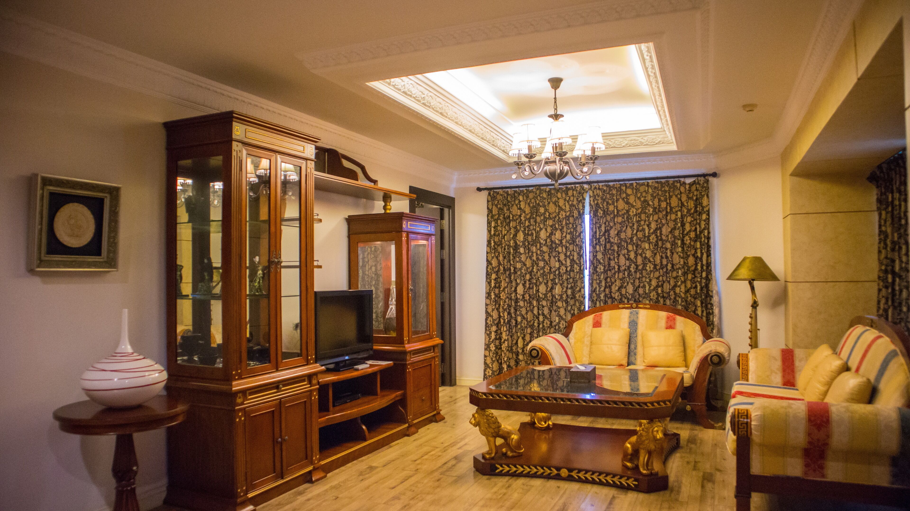 grande suite | living area | 32-inch flat-screen tv with satellite channels, tv, fireplace