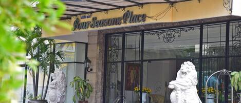 Un edificio con un cartel que dice "Your Seasons Place".