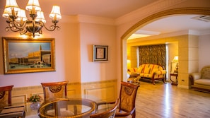 Grande Suite | Private kitchen | Fridge, microwave, oven, stovetop