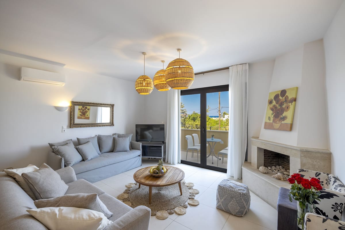 Executive Suite | Living room | 42-inch flat-screen TV with satellite channels