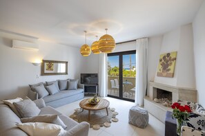 Suite exécutive | Salle de séjour | Téléviseur à écran plat de 42 po avec télévision par satellite