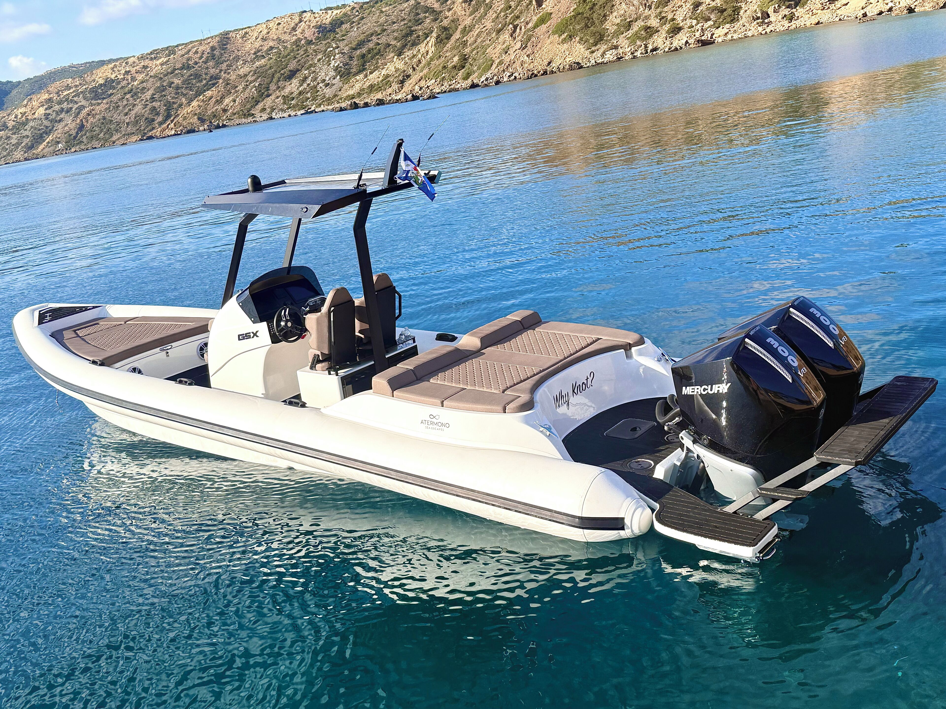 Un petit bateau à moteur doté d’une cabine, de sièges et d’un moteur.
