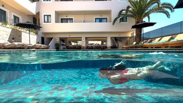 Ulkouima-allas, aurinkotuoleja