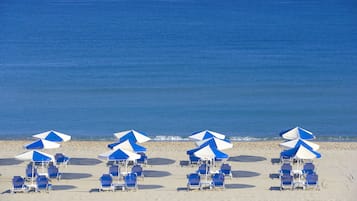 Playa en los alrededores, camastros y toallas de playa