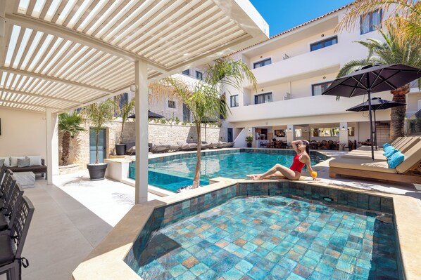 Outdoor pool, pool loungers - La Stella Suites (Rethymno)