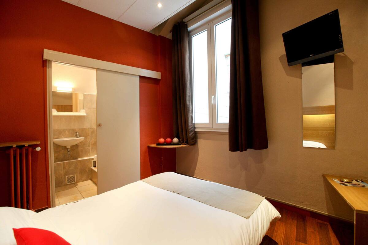 Double Room | In-room safe, desk, soundproofing, iron/ironing board