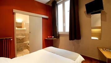 Double Room | In-room safe, desk, soundproofing, iron/ironing board