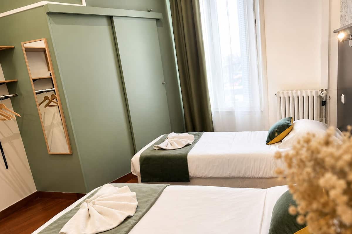 Classic-Zweibettzimmer | Zimmersafe, Schreibtisch, schallisolierte Zimmer, Bügeleisen/Bügelbrett