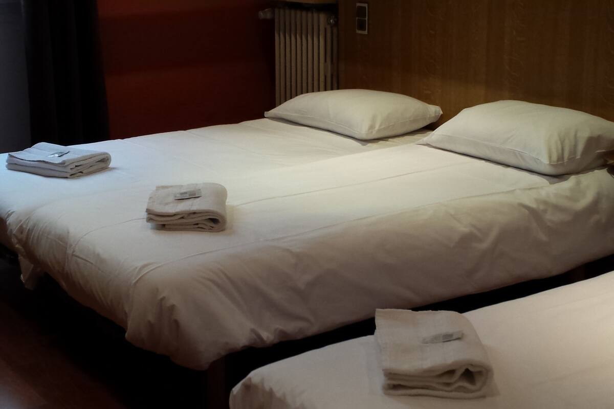 Triple Room | In-room safe, desk, soundproofing, iron/ironing board