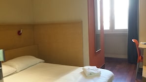 Quarto casal | Cofres nos quartos, escrivaninha, quartos à prova de som