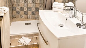Classic Double Room | Bathroom | Hair dryer (on request), towels, soap, shampoo - Hôtel Abalone (Nîmes)