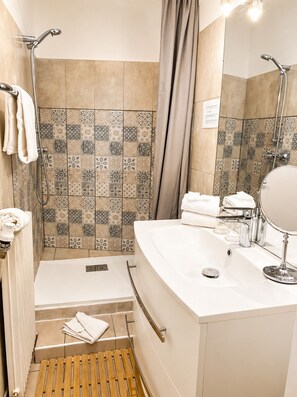 Chambre Double Classique | Salle de bain | Sèche-cheveux, serviettes fournies