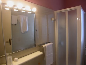 Standard Double Room | Bathroom | Shower, free toiletries, hair dryer, bidet - Il Roscio (Attigliano)