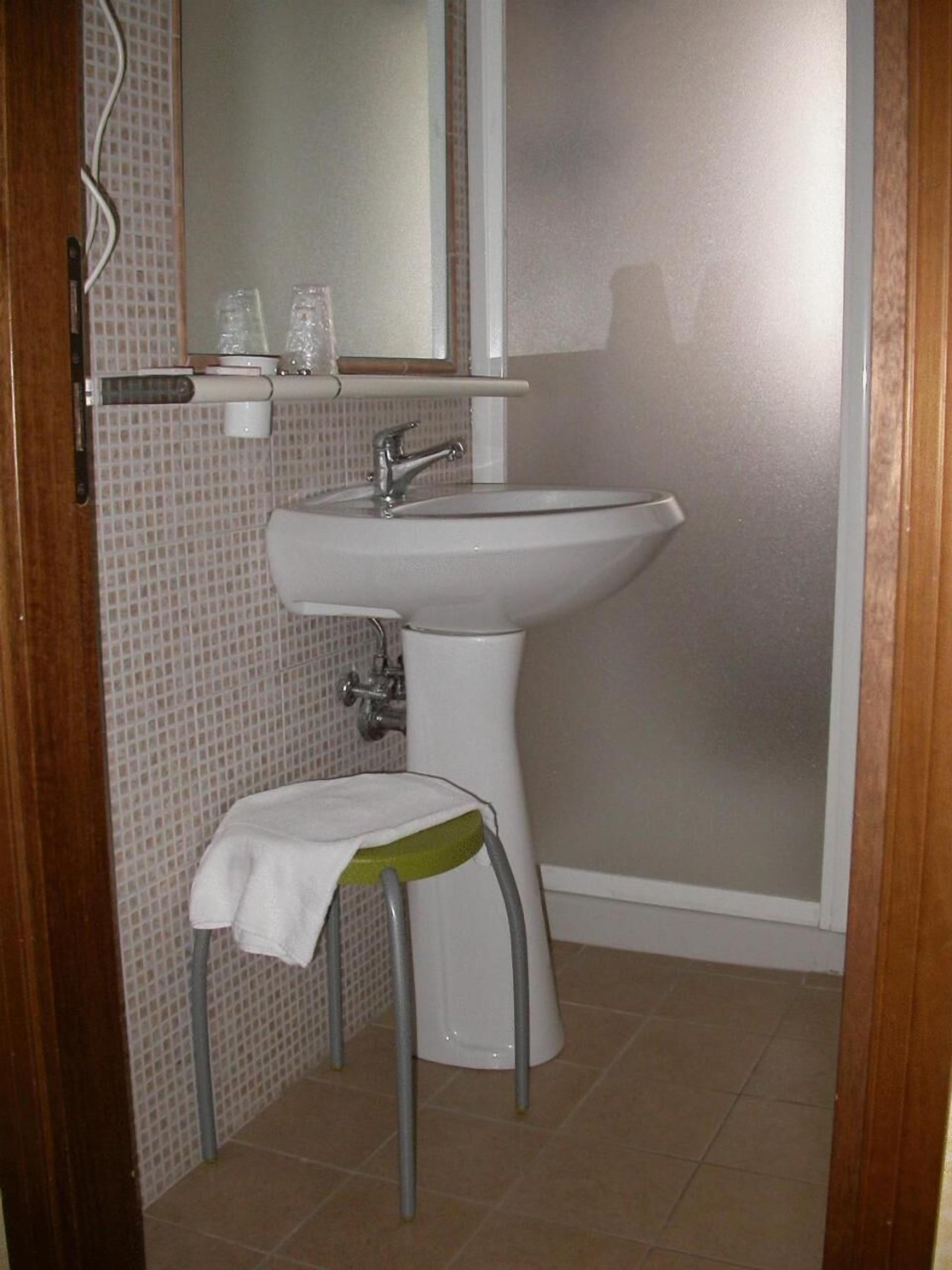 shower, free toiletries, hair dryer, bidet