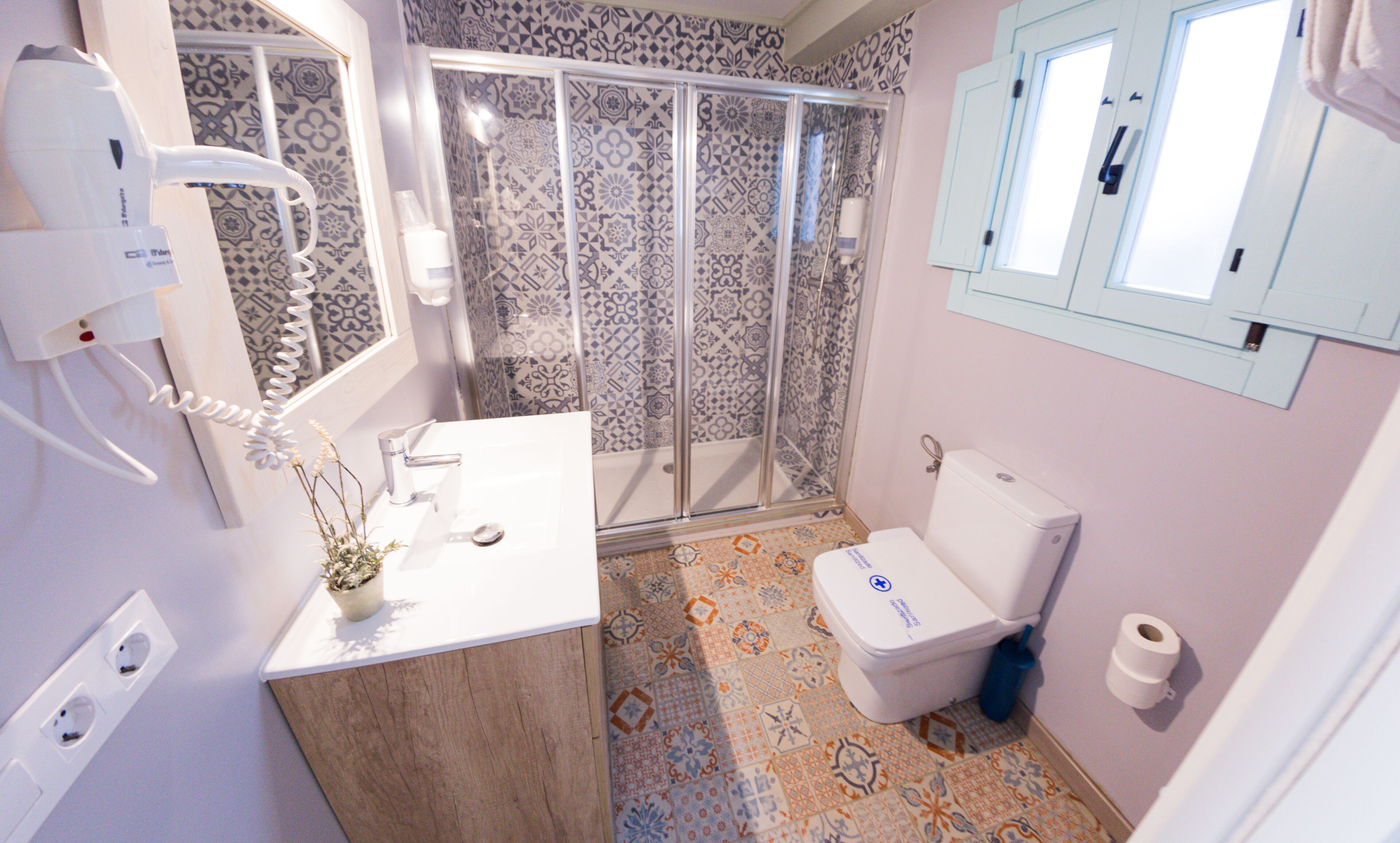Un baño con ducha, inodoro y lavamanos.