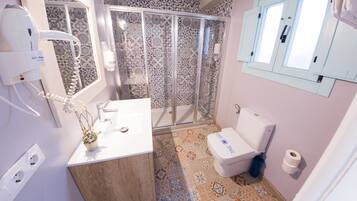 Un baño con ducha, inodoro y lavamanos.