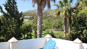 Design tweepersoonskamer | Een minibar, een bureau, geluiddichte muren, babybedden