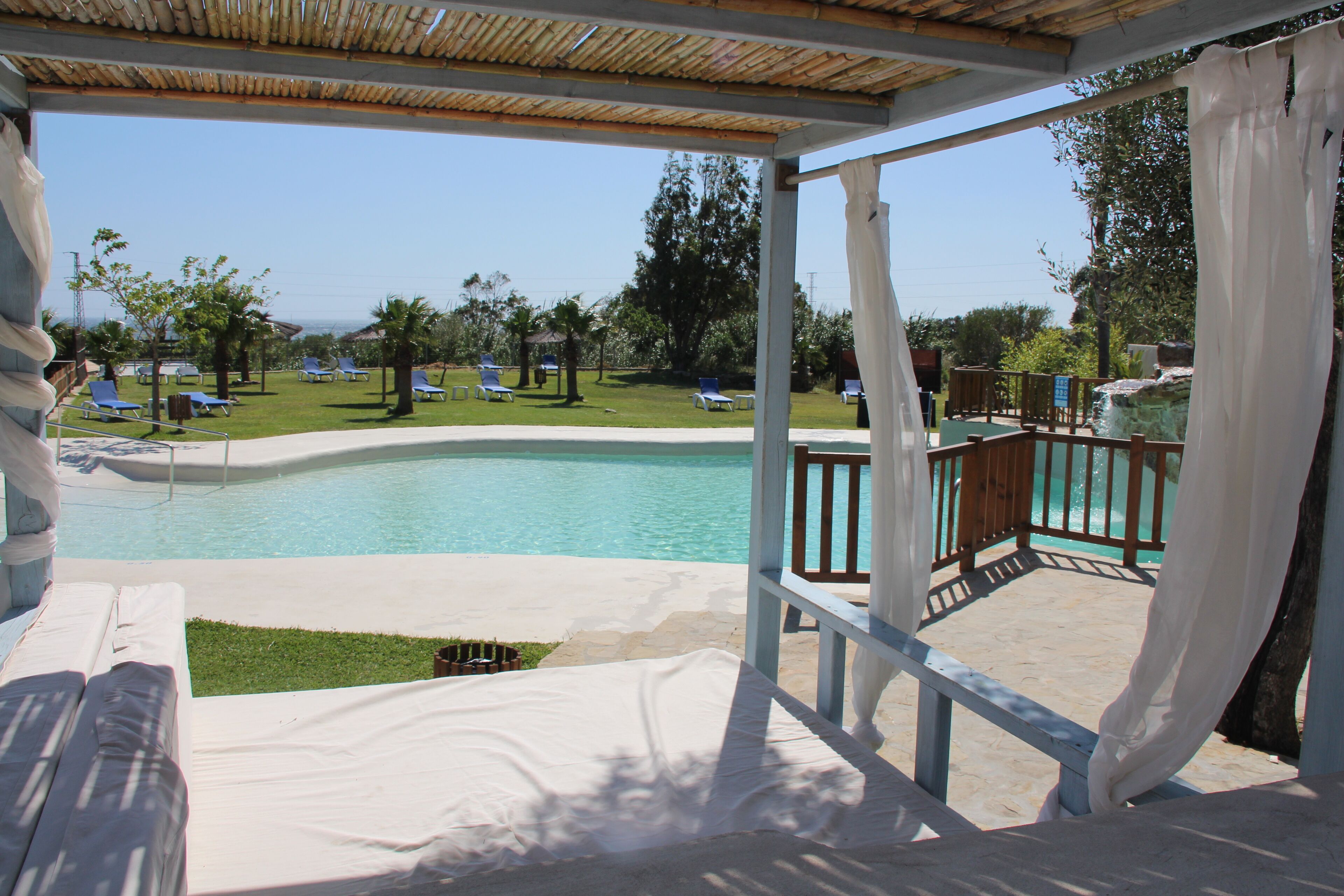 Een seizoensgebonden buitenzwembad, parasols voor strand/zwembad