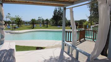 Een seizoensgebonden buitenzwembad, parasols voor strand/zwembad