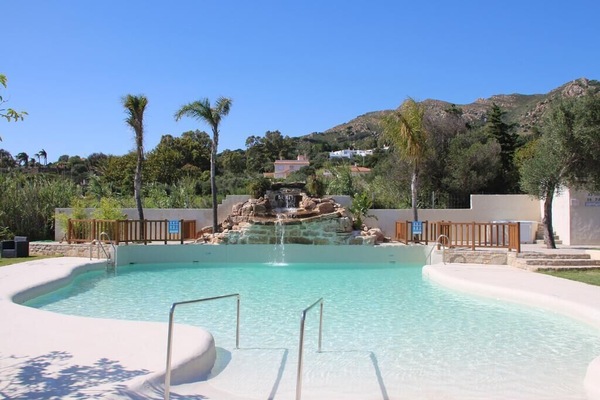 Seasonal outdoor pool, pool umbrellas, sun loungers