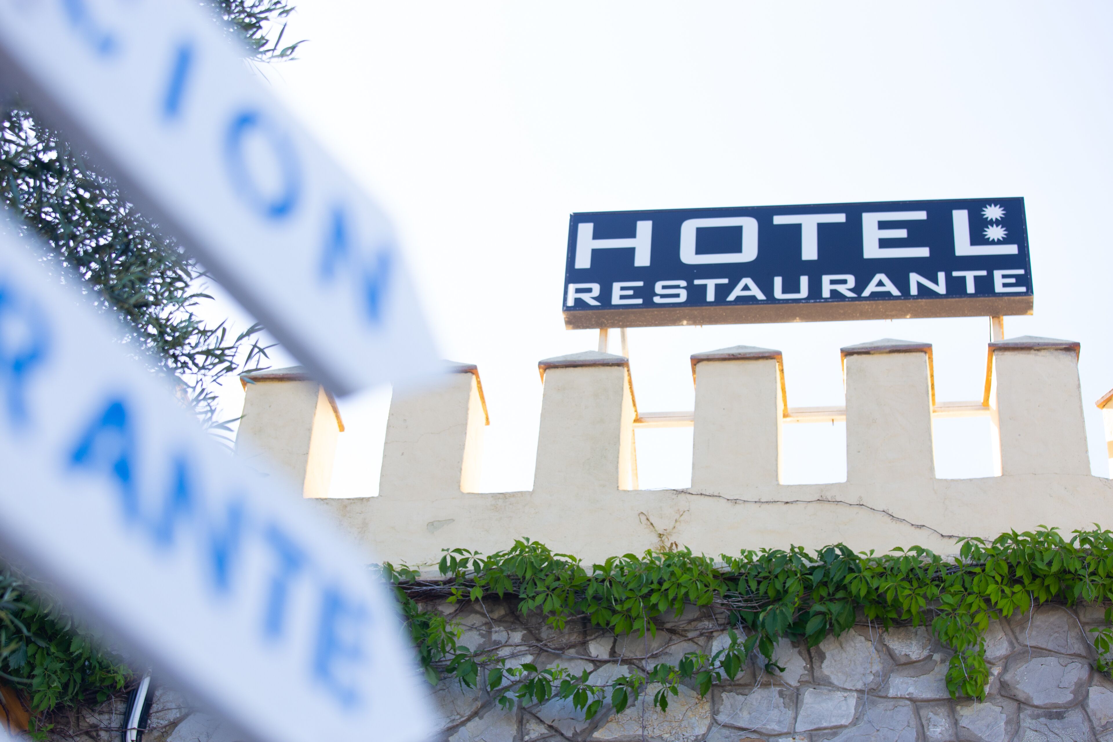 Señal de un hotel y restaurante.