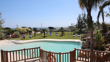 Piscine extérieure (ouverte en saison), parasols de plage