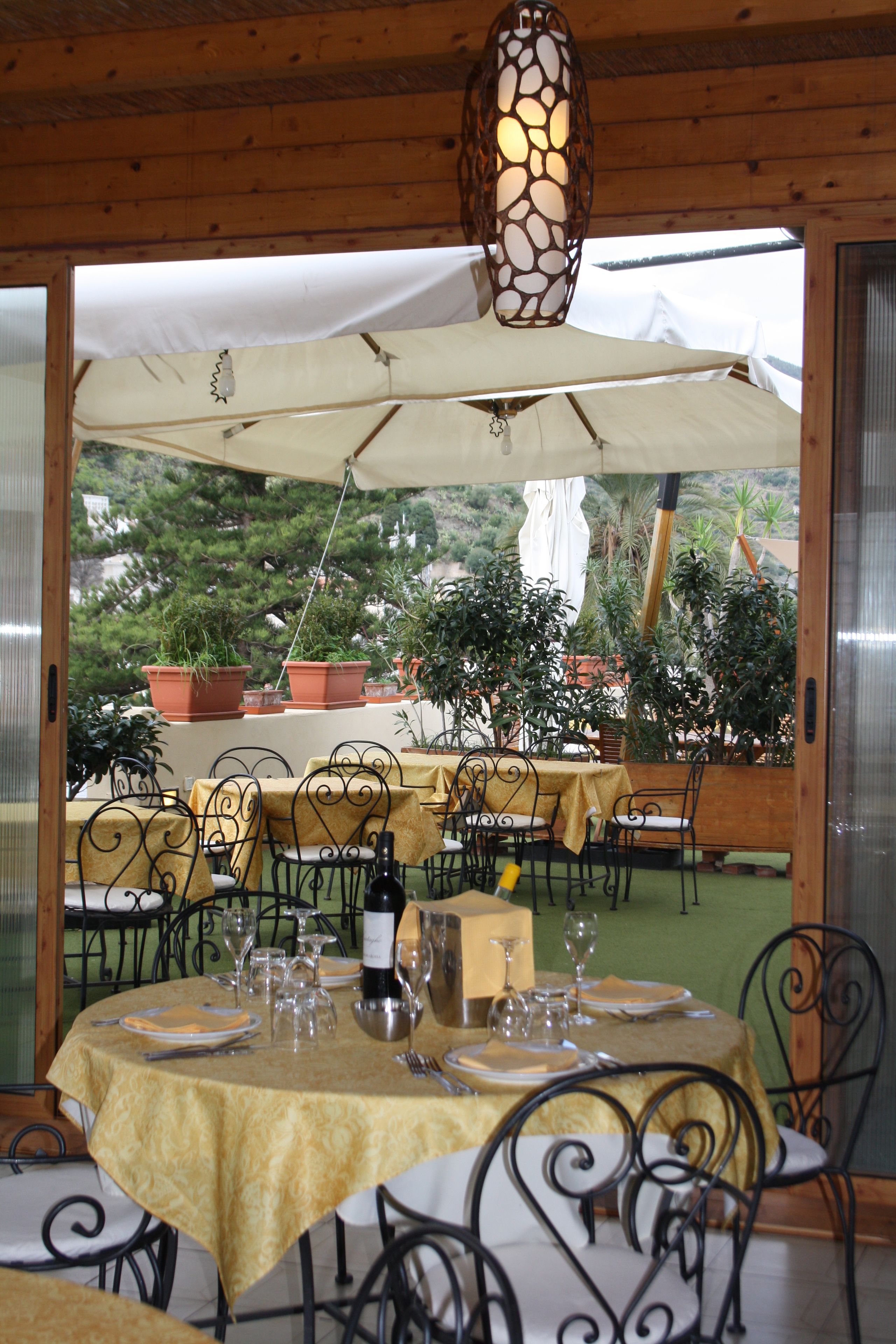 breakfast, lunch and dinner served