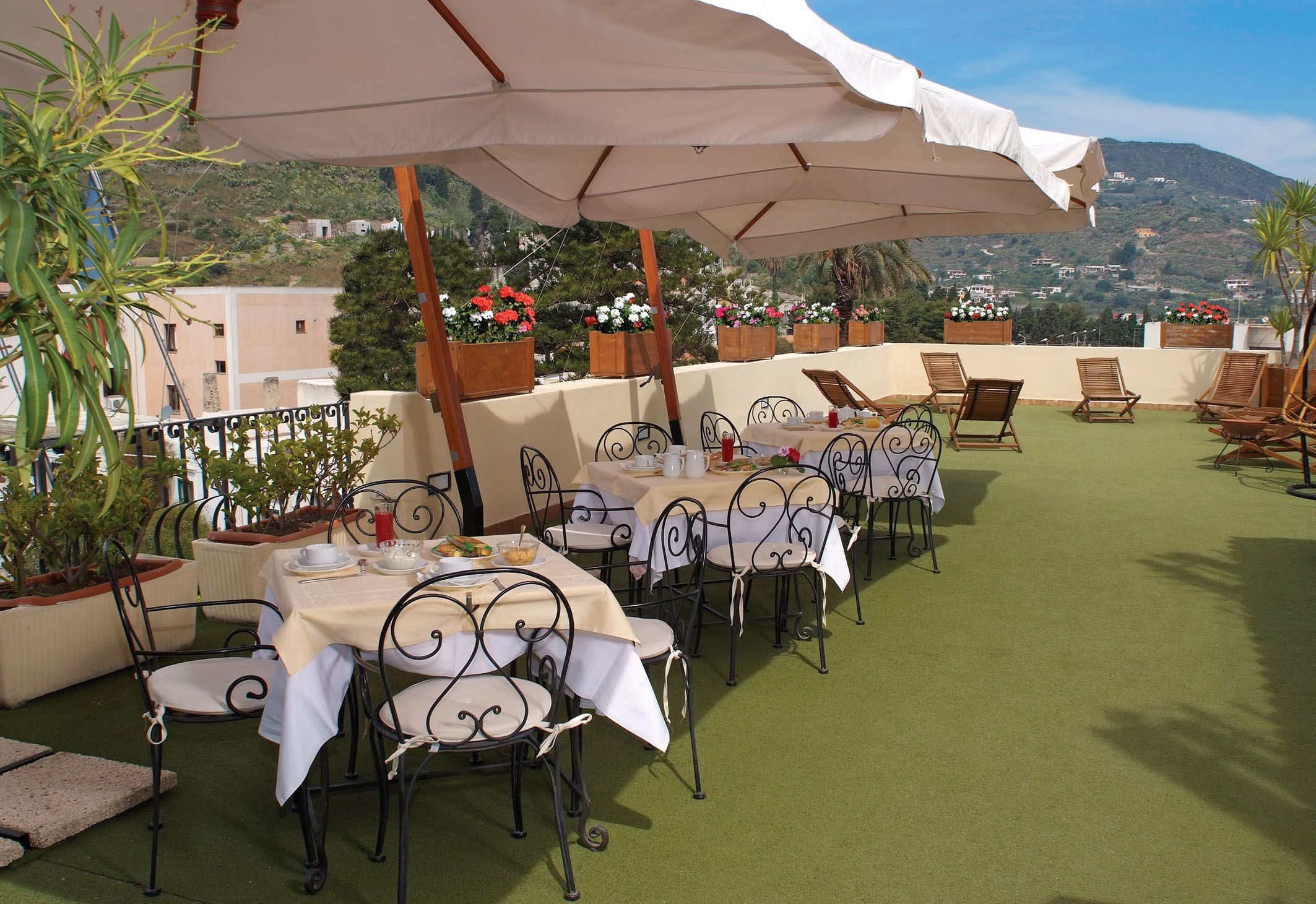 供应早餐、午餐和晚餐