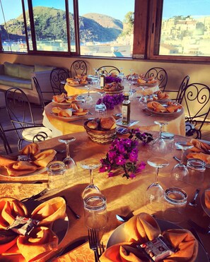 Breakfast, lunch and dinner served - La Filadelfia (Lipari)