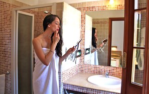 Buồng tắm vòi sen, đồ dùng nhà tắm được thiết kế riêng, máy sấy tóc 
