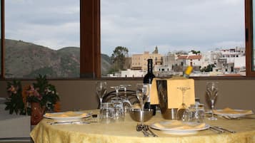 Se sirven desayunos, comidas y cenas