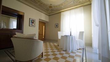 Tweepersoonskamer, voor 1 persoon | Een kluis op de kamer, een bureau, geluiddichte muren, gratis wifi