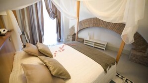 A bedroom with a canopy bed, a bedside table, a nightstand, and a built-in bench. - Modà Antica Dimora (Montegiardino)