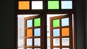 Una ventana con paneles de vidrio de colores.