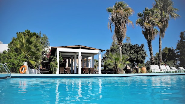 Seasonal outdoor pool, pool umbrellas, sun loungers - Rhodian Sun (Rhodes)