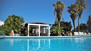 Seasonal outdoor pool, pool umbrellas, sun loungers - Rhodian Sun (Rhodes)
