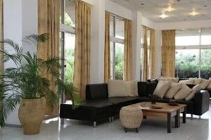 Área de estar no saguão