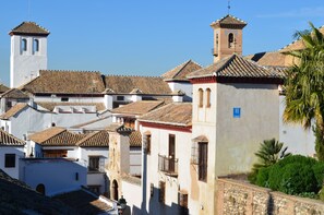Une ville européenne typique, avec ses bâtiments blancs, ses toits recouverts de tuiles rouges et son imposant clocher d’église.