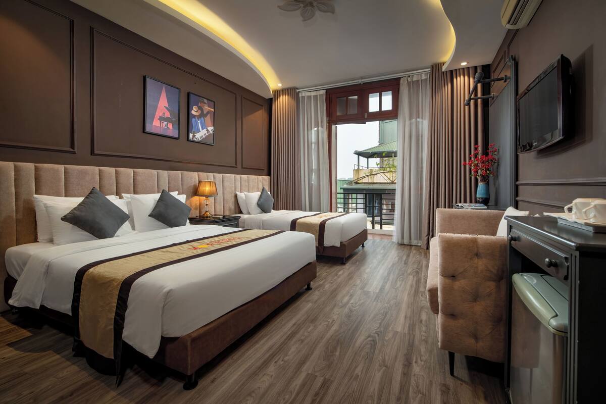 Habitación Deluxe, balcón (Family) | Ropa de cama de alta calidad, camas con pillow-top y minibar