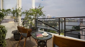 Suite Junior, pemandangan danau | Balkon