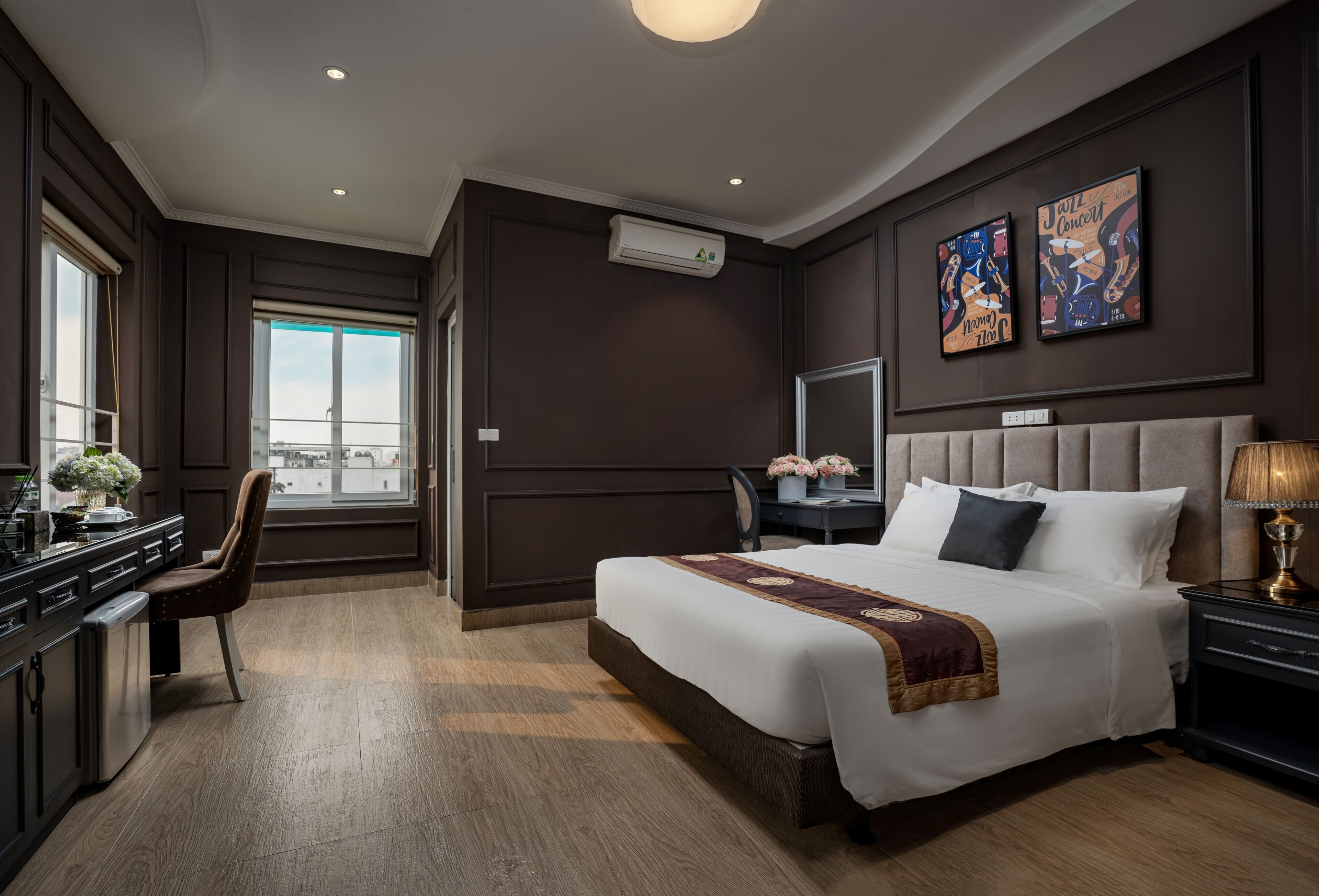 Premium bedding, pillowtop beds, minibar, in-room safe