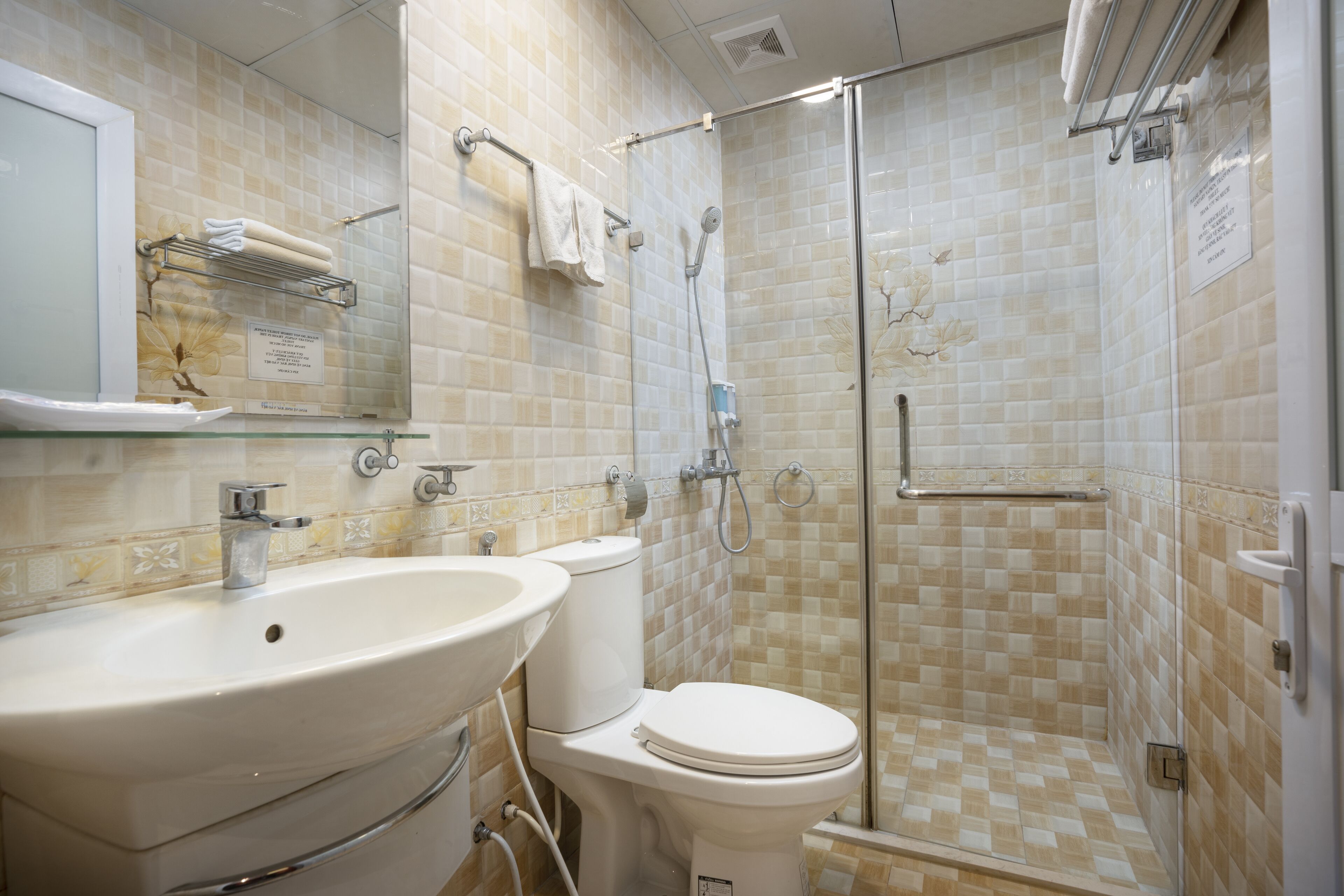 junior suite, lake view | bathroom | shower, rainfall showerhead, free toiletries, hair dryer
