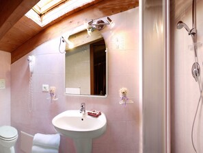 Double room in attic | Bathroom | Shower, rainfall showerhead, free toiletries, hair dryer - Hotel Beach 2 (Jesolo)