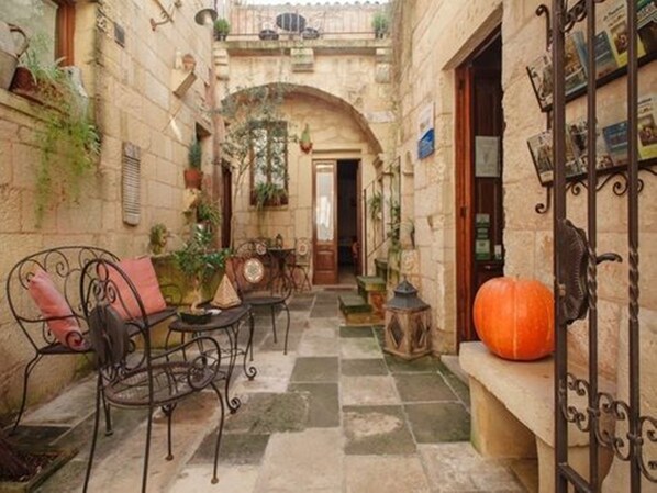 Coin salon dans le hall