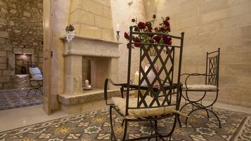 Junior suite (2 people) | Woonruimte | Een 20-cm televisie met satellietzenders